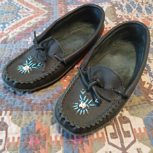 Vintage Beaded Moccasins Hide Leather Size 10 Black Handcrafted Slippers - Picture 4 of 13